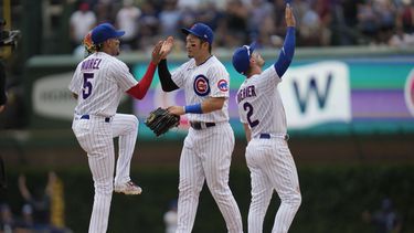 El dominicano Christopher Morel, el japones Seiya Suzuki y Niko Hoerner, de los Cachorros de Chicago, festejan la victoria sobre los Medias Rojas de Boston, el sábado 15 de julio de 2023 (AP Foto/Erin Hooley)