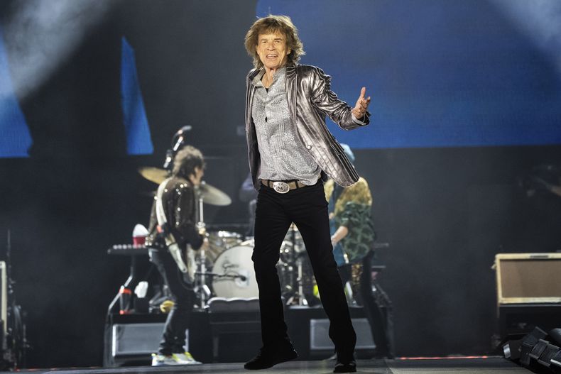 Mick Jagger de Los Rolling Stones se presenta en la primera noche de la etapa estadounidense de su gira Hackney Diamonds el domingo 28 de abril de 2024 en Houston. (Foto Amy Harris/Invision/AP)