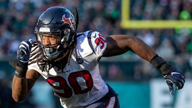 ARCHIVO - Jadeveon Clowney, de los Texans de Houston, presiona durante un partido de la NFL en contra de los Eagles de Filadelfia, el 23 de diciembre de 2018, en Filadelfia. (AP Foto/Chris Szagola, Archivo)