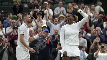 Venus Williams gana en dobles mixtos en Wimbledon