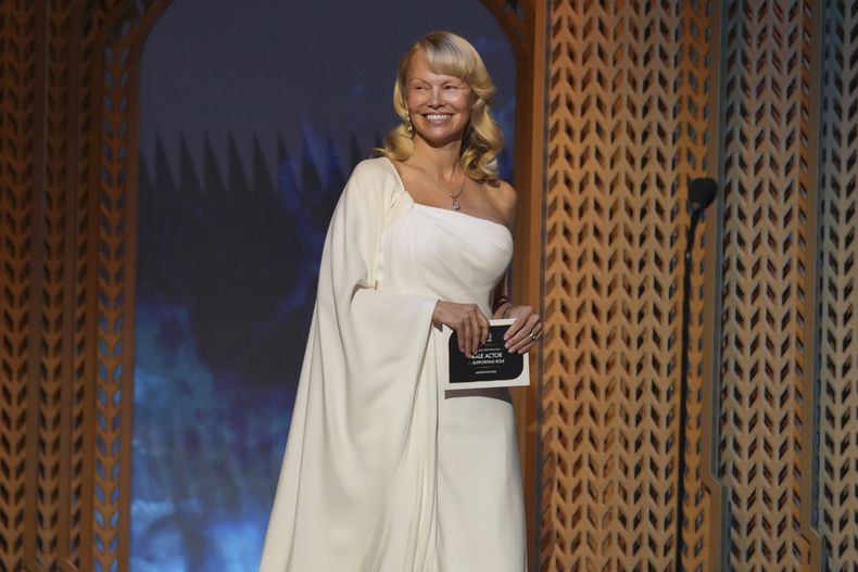 Pamela Anderson entrega el premio a mejor actor de reparto en la 31ª edición anual de los Premios SAG el domingo 23 de febrero de 2025 en el Shrine Auditorium de Los Ángeles. (Foto AP/Chris Pizzello)