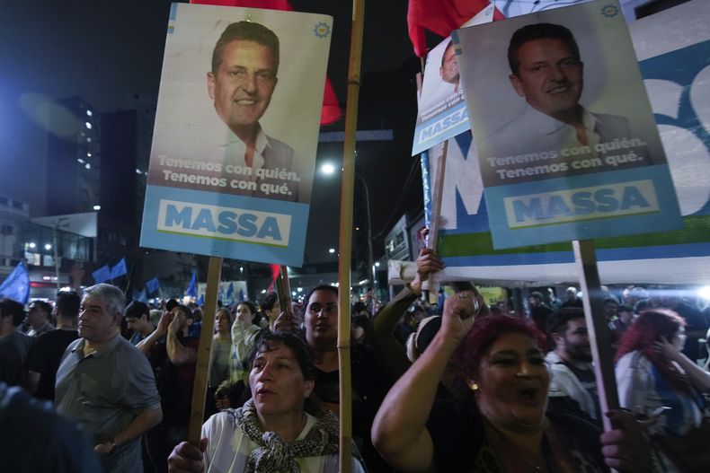 Partidarios de Sergio Massa, ministro de Economía y candidato presidencial del partido gobernante, se reúnen frente a su sede de campaña después del cierre de la votación en las elecciones generales en Buenos Aires, Argentina, el domingo 22 de octubre de 2023. (AP Foto/Mario De Fina)