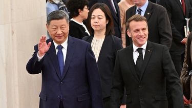 El presidente de Francia, Emmanuel Macron (derecha), y el de China, Xi Jinping (izquierda), caminan por el Gran Salón del Pueblo durante una visita de Estado, en Beijing, el 4 de diciembre de 2025. (Adek Berry/Pool Foto vía AP)
