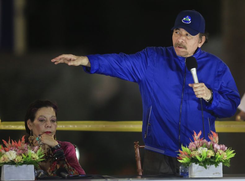 ARCHIVO - El presidente de Nicaragua, Daniel Ortega, en una ceremonia junto a la primera dama y vicepresidenta, Rosario Murillo, en Managua, Nicaragua, el 21 de marzo de 2019. El Consejo Supremo Electoral (CSE) convocó en diciembre de 2023 oficialmente a comicios en la Región Autónoma del Caribe Norte (RACN) y la Región Autónoma del Caribe Sur (RACS), para elegir a los 45 miembros de cada uno de los dos Consejos Regionales Autónomos. (AP Foto/Alfredo Zúñiga, Archivo)