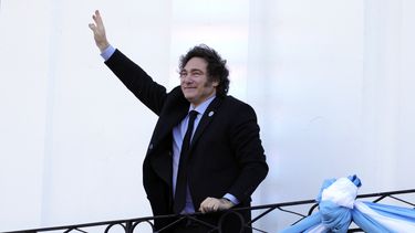 El presidente argentino Javier Milei saluda durante una ceremonia para celebrar el 214 aniversario de la Revolución de Mayo, el comienzo de la independencia del país de España, en Córdoba, Argentina, el sábado 25 de mayo de 2024. Fiscal argentino abre primera investigación por corrupción en un ministerio de Milei el 5 de junio de 2024. (AP Foto/Nicolás Aguilera)