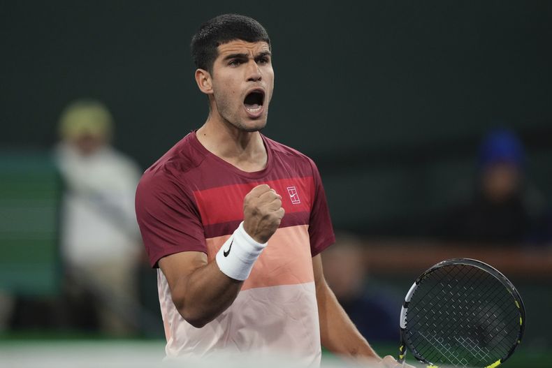 Carlos Alcaraz celebra tras ganar un juego ante Francisco Cerúndolo en los cuartos de final del Abierto de Indian Wells, el jueves 13 de marzo de 2025, en Indian Wells, California. (AP Foto/Mark J. Terrill)