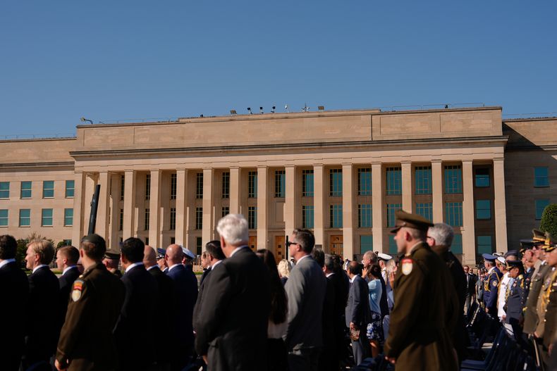 El Pentágono durante la ceremonia del Día Nacional de Reconocimiento a los Prisioneros de Guerra y Desaparecidos en Acción, el viernes 19 de septiembre de 2025, en Washington. (AP Foto/Julia Demaree Nikhinson)
