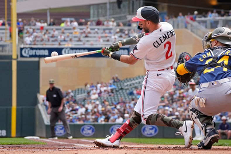 Kody Clemens, de los Mellizos de Minnesota, conecta un doblete productor de una carrera contra los Cerveceros de Milwaukee en la primera entrada de un partido de béisbol, el domingo 17 de mayo de 2026, en Minneapolis. (Foto AP/Bruce Kluckhohn)