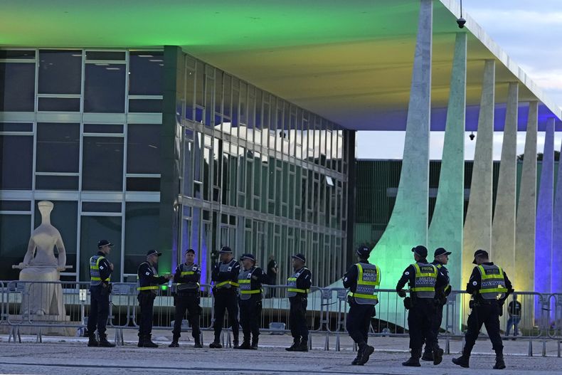 Guardias de seguridad vigilan la sede del Supremo Tribunal Federal de Brasil durante las audiencias para decidir si el expresidente Jair Bolsonaro enfrenta un juicio por un presunto plan de golpe de Estado, en Brasilia, Brasil, el martes 25 de marzo de 2025. (AP Foto/Eraldo Peres)