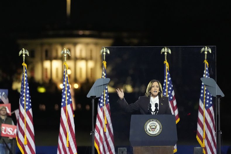 La candidata presidencial demócrata, la vicepresidenta Kamala Harris, pronuncia un discurso durante un evento de campaña frente a la Casa Blanca, el martes 29 de octubre de 2024, en Washington. (AP Foto/Stephanie Scarbrough)