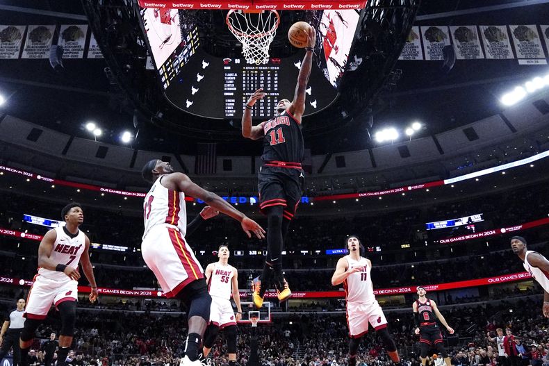 DeMar DeRozan, alero de los Bulls de Chicago, salta para encestar ante el Heat de Miami, el sábado 18 de noviembre de 2023 (AP Foto/Nam Y. Huh)