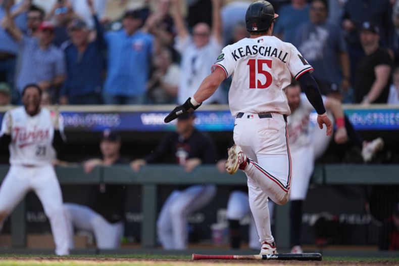Luke Keaschall (15), de los Mellizos de Minnesota, anota la carrera de la victoria con un sencillo de Victor Caratini en la 13ra entrada del juego de béisbol de Grandes Ligas contra los Yankees de Nueva York, el miércoles 16 de septiembre de 2026, en Minneapolis. (AP Foto/Abbie Parr)