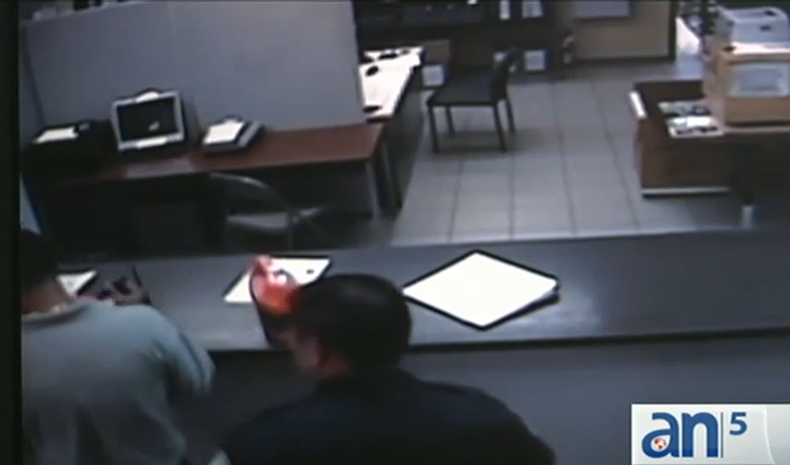 Dos policías fueron atrapados en un aparente acto de vandalismo en su propia estación de Sweetwater.