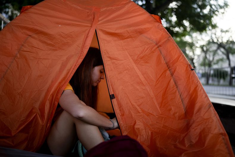 Una fan de Taylor Swift acampa fuera del estadio Monumental para asegurar su lugar en primera fila para el concierto de la gira Eras de Taylor Swift en Buenos Aires, Argentina, el miércoiles 8 de noviembre de 2023. (Foto AP/Natacha Pisarenko)