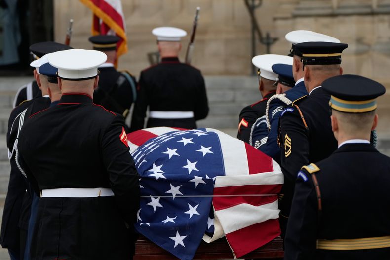 Vista del ataúd del exvicepresidente de EEUU, Dick Cheney, llegando a la Catedral Nacional de Washington, el jueves 20 de noviembre de 2025, en Washington. (Foto AP/Mark Schiefelbein)