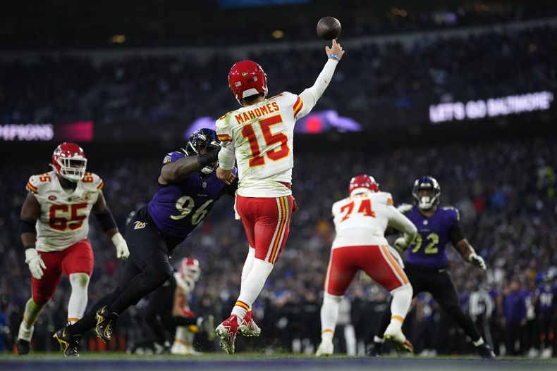 El quarterback Patrick Mahomes (15), de los Chiefs de Kansas City, manda un pase ante la presión del defensive tackle Broderick Washington (96), de los Ravens de Baltimore, durante la segunda mitad del Juego de Campeonato de la AFC, el domingo 28 de enero de 2024, en Baltimore. (AP Foto/Matt Slocum)