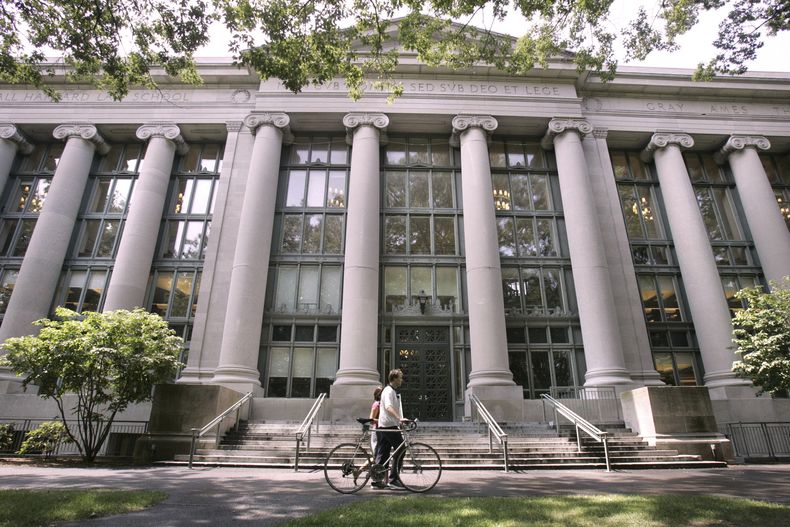 ARCHIVO - Un ciclista camina junto al Langdell Hall, la biblioteca de derecho de Harvard, en la facultad de derecho de la Universidad de Harvard, el 1 de agosto de 2005, en Cambridge, Massachusetts. (AP Foto/Charles Krupa, archivo)
