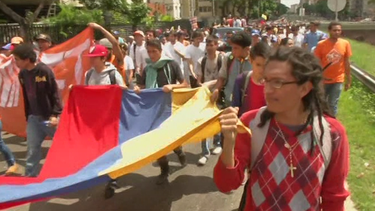 Estudiantes toman las calles de Caracas y se declaran en protesta permanente contra el gobierno