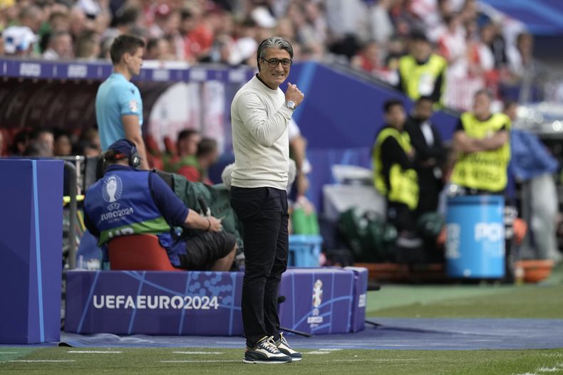 El entrenador de la selección suiza Murat Yakin reacciona en el encuentro de cuartos de final de la Eurocopa ante Inglaterra en Düsseldorf, Alemania el sábado 6 de julio del 2024. (AP Foto/Thanassis Stavrakis)
