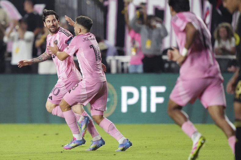 El argentino Lionel Messi, del Inter Miami, festeja un tanto con Jordi Alba, en la vuelta de los cuartos de final de la Copa de Campeones de la Concacaf ante Los Angeles FC, el miércoles 9 de abril de 2025, en Fort Lauderdale (AP Foto/Jim Rassol)
