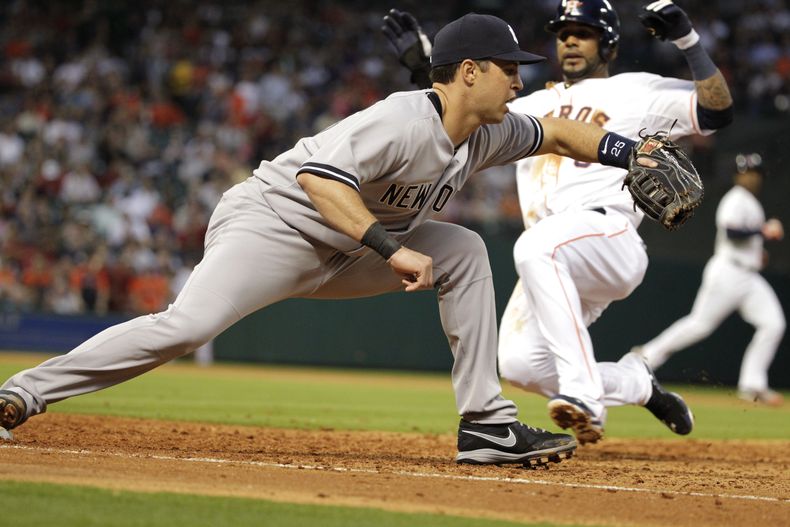 El inicialista fde los Yanquis, Mark Teixeira, izquierda, saca un out en un partido contra Houston el martes, 1 de abril de 2014, en Houston. (AP Photo/Patric Schneider)