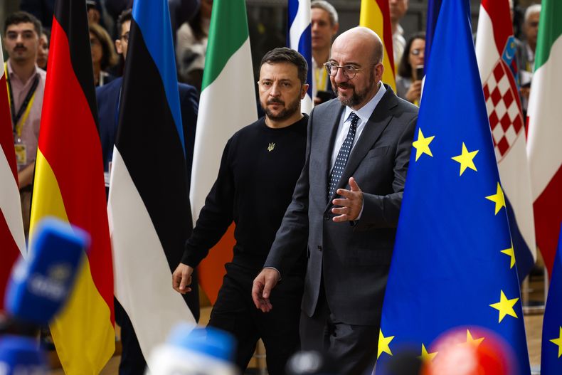El presidente de Ucrania, Volodymyr Zelenskyy, a la izquierda, y el presidente del Consejo Europeo, Charles Michel, llegan a una cumbre de la UE en Bruselas el jueves 17 de octubre de 2024. (AP Foto/Geert Vanden Wijngaert)