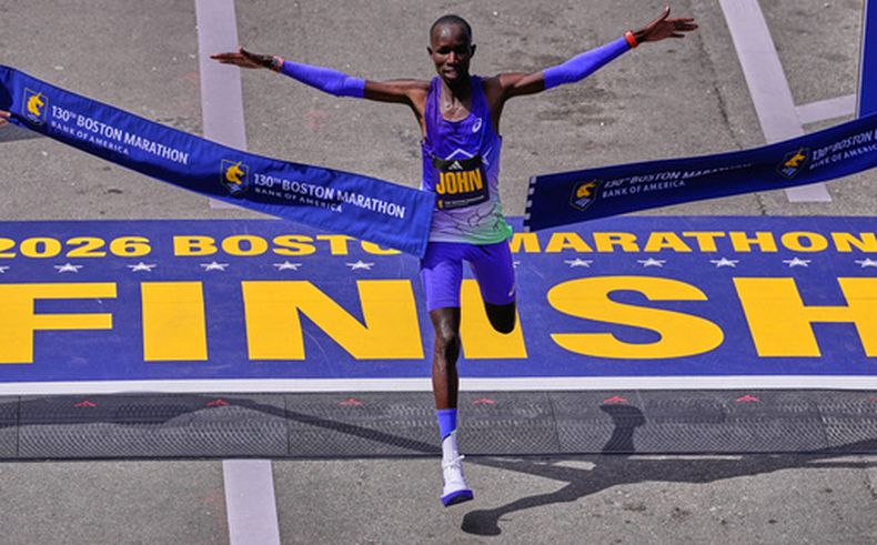John Korir cruza la meta al ganar la rama masculina del Maratón de Boston, el lunes 20 de abril de 2026. (AP Foto/Charles Krupa)