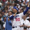Mookie Betts, de los Dodgers de Los Ángeles, batea en la primera ronda del Derbi de Jonrones, el lunes 10 de julio de 2023, en Seattle (AP Foto/Ted Warren)