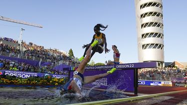 Jeruto gana steeplechase y se sumerge en la fosa
