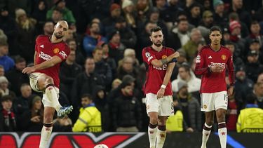 Los jugadores del Manchester United reaccionan tras el gol de Kingsley Coman para el Bayern Múnich en el partido de la Liga de Campeones, el martes 12 de diciembre de 2023, en Manchester. (AP Foto/Dave Thompson)