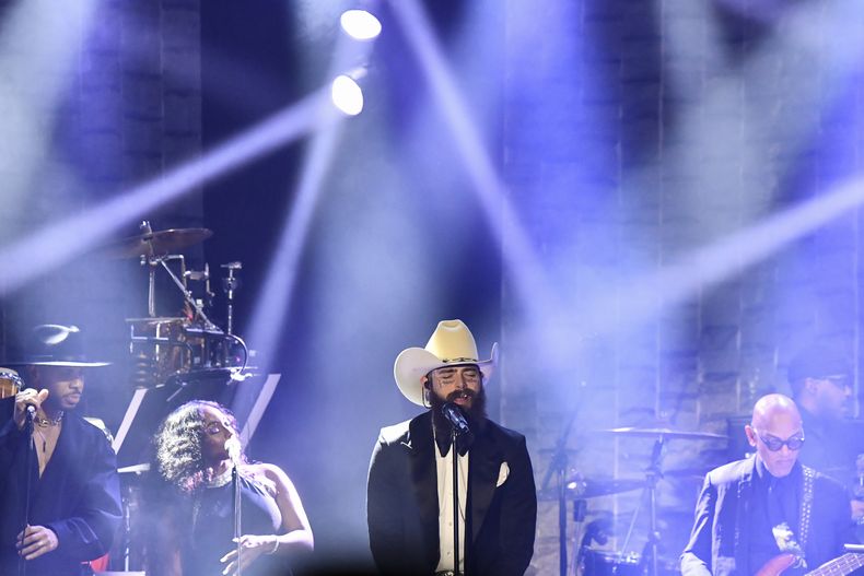 Post Malone, en el centro, actúa durante la gala previa a los Grammy el sábado 1 de febrero de 2025 en el Hotel Beverly Hilton de Beverly Hills, California. (Foto Richard Shotwell/Invision/AP)