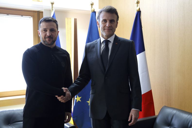 El presidente de Ucrania, Volodymyr Zelenskyy, a la izquierda, se reúne con el presidente de Fraancia, Emmanuel Macron, en un aparte de la reunión del Consejo Europeo para comentar el apoyo continuado a Ucrania y la defensa europea, en Bruselas, el jueves 6 de marzo de 2025. (Ludovic Marin, Pool via AP)