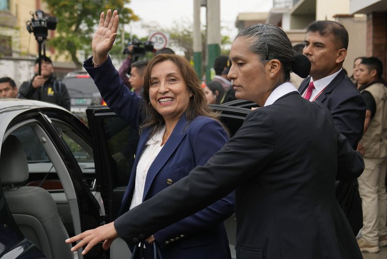 ARCHIVO - La nueva presidenta de Perú, Dina Boluarte, saluda a la prensa al salir de su casa en Lima, Perú, el 8 de diciembre de 2022. El martes 3 de diciembre de 2024 se desató la polémica en Perú después de que el exprimer ministro Alberto Otárola asegurara ante el Parlamento que Boluarte se operó la nariz en 2023; la mandataria no lo habría informado al Legislativo, incumpliendo la Constitución peruana. (Foto AP/Martín Mejía, Archivo)