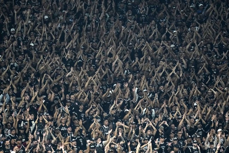 Hinchas del club brasileño Corinthians previo al partido contra Argentinos Juniors en la fase de grupos de la Copa Libertadores, el miércoles 19 de abril de 2023, en Sao Paulo. (AP Foto/Andre Penner)