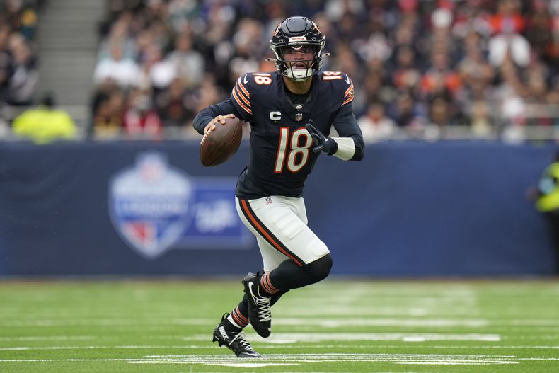 El quarterback Caleb Williams de los Bears de Chicago busca pasar el balón ante los Jaguars de Jacksonville, el domingo 13 de octubre de 2024, en Londres. (AP Foto/Steve Luciano)