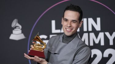 ARCHIVO - Edgar Barrera posa en la sala de prensa con el premio a mejor canción regional por Como lo hice yo en la 23a entrega anual del Latin Grammy el 17 de noviembre de 2022, en Las Vegas. Barrera se presentará en los Latin Grammy el 16 de noviembre de 2023. (Foto AP/John Locher, archivo)