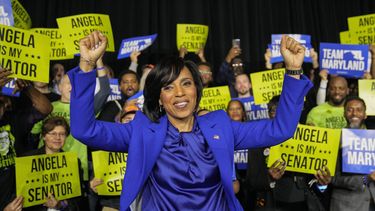La senadora demócrata electa por Maryland Angela Alsobrooks aplaude durante una fiesta electoral el martes 5 de noviembre de 2024, en College Park, Maryland. (AP Foto/Jess Rapfogel)