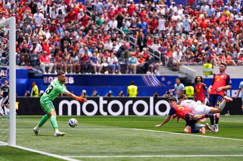 Charles de Ketelaere, de Bélgica, anota ante el arquero de España, Unai Simón, en el partido de cuartos de final de la Copa del Mundo, disputado el viernes 10 de julio de 2026 (AP Foto/Mark J. Terrill)