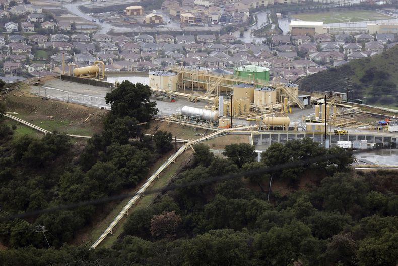 ARCHIVO - Una planta de recolección de gas se encuentra en la parte más elevada de las instalaciones de almacenamiento en el Cañón Aliso de Southern California Gas Company cerca del barrio Porter Ranch de Los Ángeles, el 12 de enero de 2017. (AP Foto/Jae C. Hong, archivo)