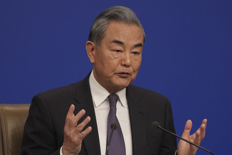 El ministro de Exteriores de China, Wang Yi, ofrece una conferencia de prensa durante la Asamblea Popular Nacional, en Beijing, el 7 de marzo de 2025. (AP Foto/Ng Han Guan)