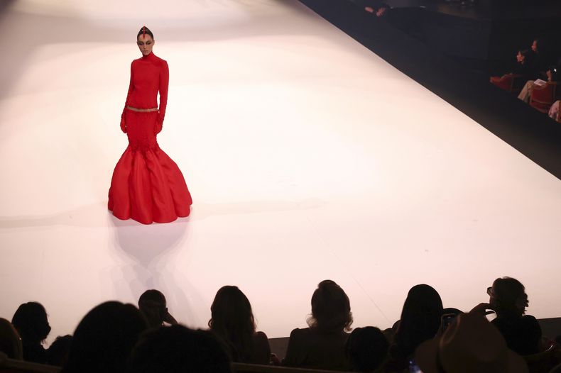 Una modelo luce una creación de la colección de Alta Costura Otoño-Invierno 2025/26 de Stéphane Rolland presentada el martes 8 de julio de 2025 en París. (Foto AP/Tom Nicholson)