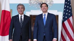 El secretario de Estado Marco Rubio (d) con el ministro de exteriores japonés Iwaya Takeshi en Washington el 1 de julio del 2025. (AP foto/Jose Luis Magana)