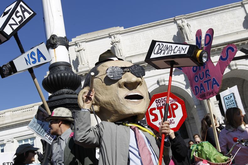 Manifestantes se re&uacute;nen en la estaci&oacute;n ferroviaria Union Station en Washington para una marcha y un m&iacute;tin con el fin de exigir que el Congreso federal investigue los programas de espionaje de la Agencia de Seguridad Nacional, el s&aac