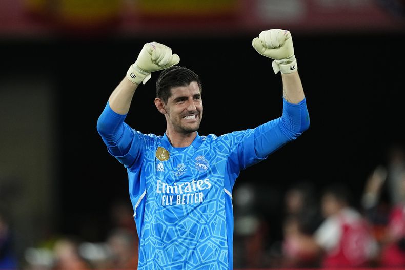ARCHIVO - El portero de Real Madrid Thibaut Courtois celebra al final del partido de la Copa del Rey después de que su equipo derrotara a Osasuna 2-1 en el estadio La Cartuja, en Sevilla, España, el 6 de mayo de 2023. Courtois está listo para jugar su primer partido de la temporada en contra de Cádiz el sábado, luego de una larga ausencia por lesiones, dijo elentrenador Carlo Ancelotti el viernes 3 de mayo de 2024. (AP Foto/Jose Breton, Archivo)