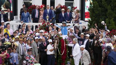 En foto del 6 de mayo del 2023, Javier Castellano montando a Mage reacciona en el círculo de ganadores tras ganar la 149ma edición del Derby de Kentucky en Churchill Downs. El viernes 12 de mayo del 2023, el copropietario de Mage anuncia que participará en Preakness. (AP Foto/Jeff Roberson)
