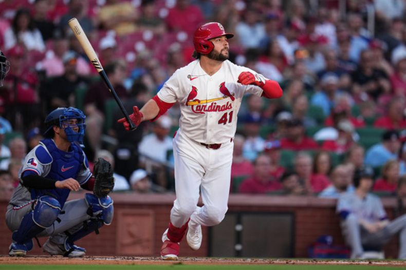 Alec Burleson, de los Cardenales de San Luis, observa su sencillo productor durante la primera entrada del juego de béisbol de Grandes Ligas contra los Rangers de Texas, el miércoles 3 de junio de 2026, en San Luis. (AP Foto/Jeff Roberson)