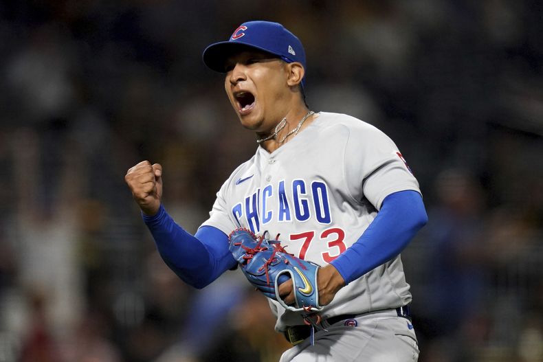 El venezolano Adbert Alzolay, de los Cachorros de Chicago, festeja tras conseguir el último out del duelo del jueves 24 de agosto de 2023, ante los PIratas de Pittsburgh (AP Foto/Matt Freed)
