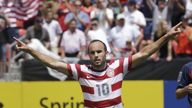 americateve | Landon Donovan festeja su gol de penal ante Cuba en un partido de la Copa de Oro de la CONCACAF el 13 de julio del 2013. Donovan se despedir&aacute; de la selecci&oacute;n de Estados Unidos ante Ecuador, en el que ser&aacute; su part&iacute;do n&uacute;me