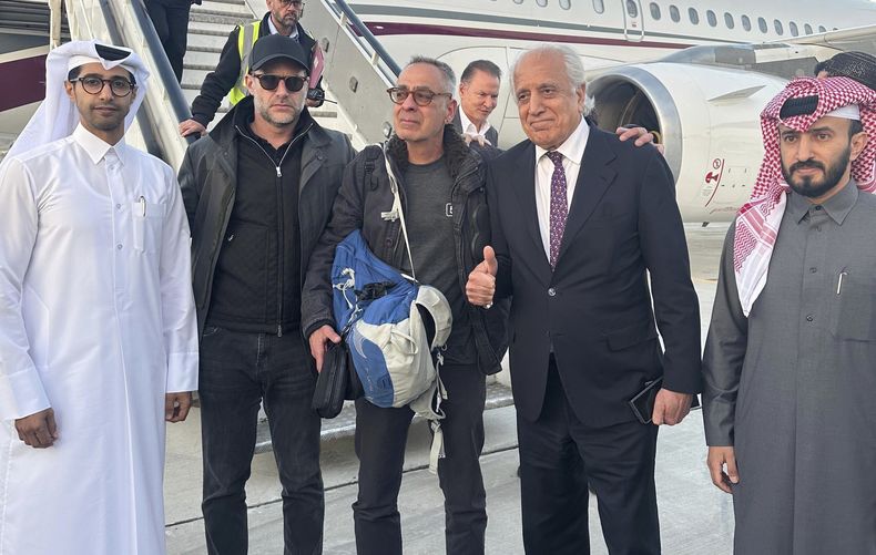 Foto entregada por el Ministerio de Relaciones Exteriores de Qatar que muestra a George Glezmann (cent) con Adam Boehler (segundo desde la izquierda) y Zalmay Khalilzad (segundo desde la derecha) y diplomáticos qataríes en Kabul, Afganistán, el 20 de marzo del 2025. (Ministerio de Relaciones Exteriores de Qatar via AP)