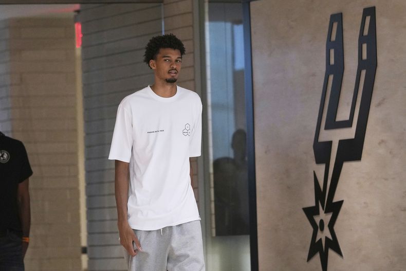ARCHIVO - Victor Wembanyama, de los Spurs de San Antonio, llega a una conferencia de prensa en San Antonio, el 5 de mayo de 2025. (AP Foto/Eric Gay, Archivo)